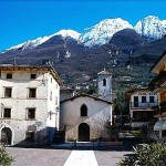 Blick von die Assenza Dorfplatz, in Hintergrund der Monte Baldo.
