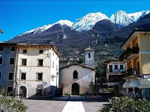 Blick von die Assenza Dorfplatz, in Hintergrund der Monte Baldo.