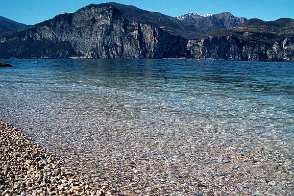 Kristall klares Wasser in Brenzone am Gardasee