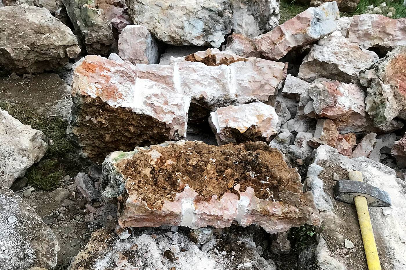 Von Hand zerkleinerte Steine für den Einbau in Trockenmauern