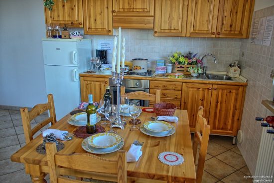 Blick vom gedeckten Tisch auf den Kochbereich