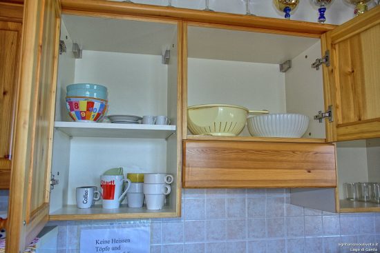 Detail eines Schranks mit Tellern und Gläsern