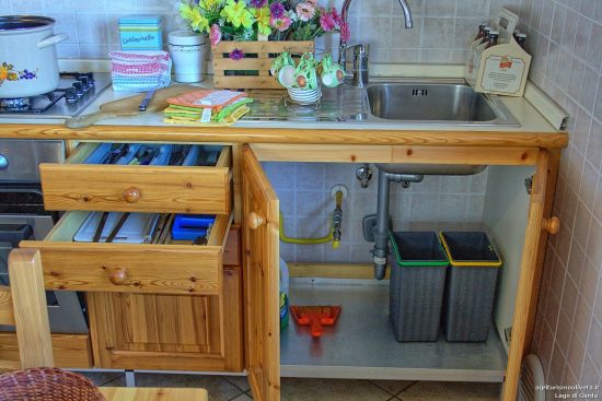 Detail einer Küchenkommode mit Küchenutensilien