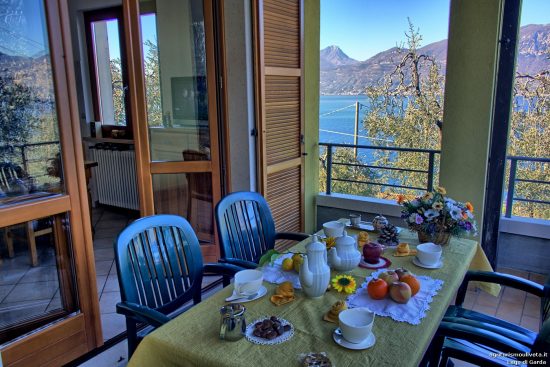 Blick auf den See vom Balkon aus
