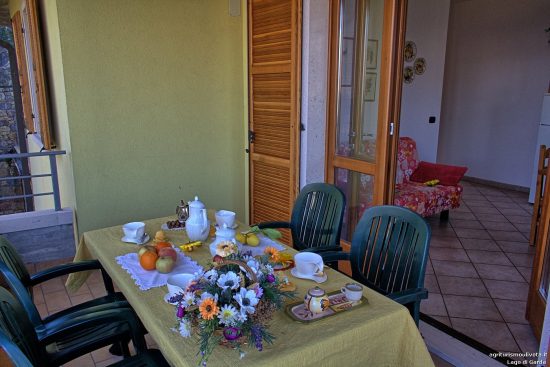 An einem schönen, sonnigen Frühlingsmorgen ist der Tisch zum Frühstück auf der Terrasse der Ferienwohnung