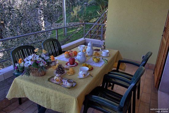 Frühstückstisch auf dem Balkon der Ferienwohnung