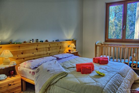 Blick auf das Doppelbett