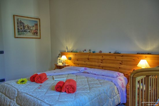 Blick auf das Doppelbett