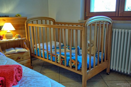 Blick auf das Kinderbett