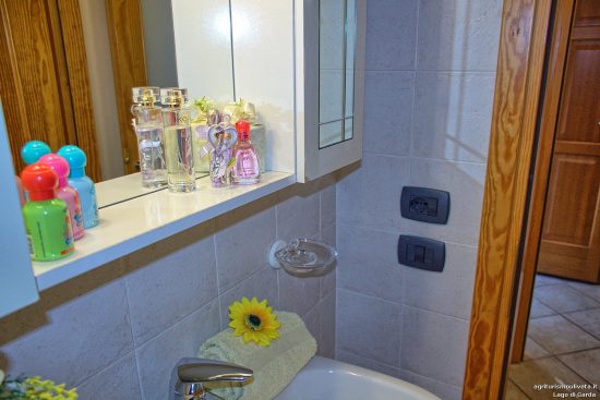 Detail des Waschbeckens im Badezimmer