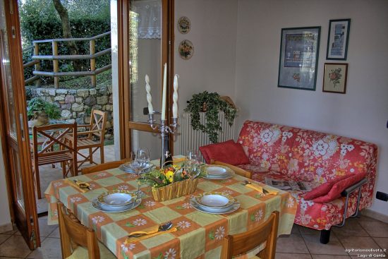 Blick auf den gedeckten Tisch, das Sofa und den Zugang zum Balkon