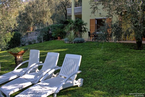 Liegestühle im Garten vor der Wohnung