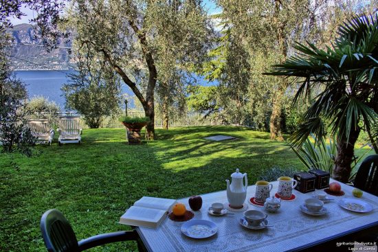 Auf der Veranda der Ferienwohnung gedeckter Frühstückstisch