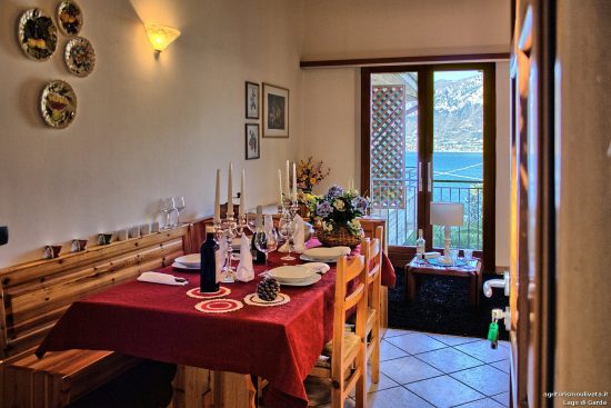 Detail auf dem Tisch und im Hintergrund der Blick auf den See aus dem Fenster