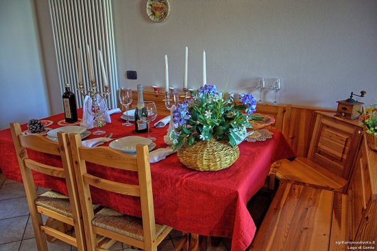 Draufsicht auf den gedeckten Tisch