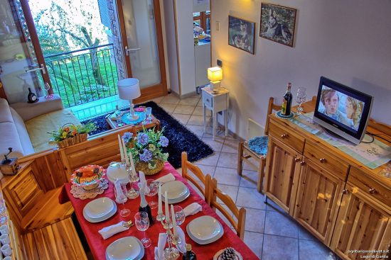 Draufsicht auf den gedeckten Tisch