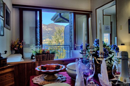 Blick in das Zimmer und auf die Fenstertüren zum Balkon