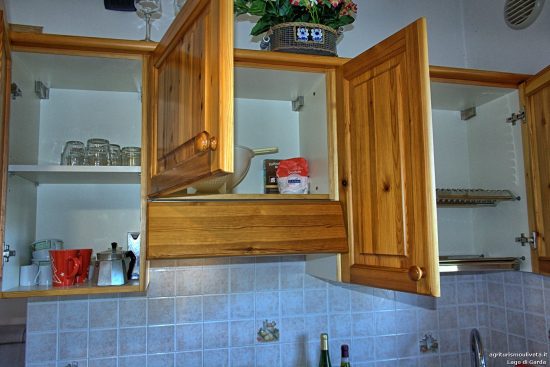 Detail eines Schranks mit Tellern und Gläsern