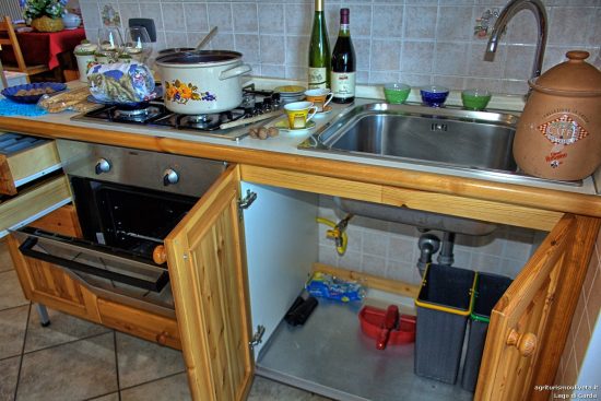 Die Küchenarbeitsplatte mit Geräten und Utensilien