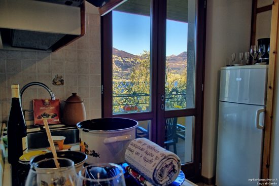 Blick auf das Fenster von der Küchenzeile aus