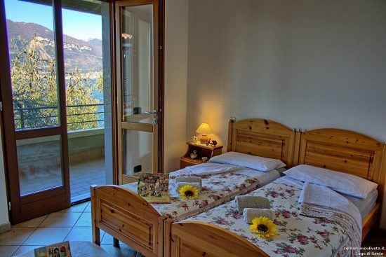 Blick von der Eingangstür zum Fenster