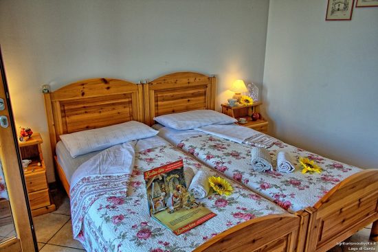 Blick auf das Doppelbett