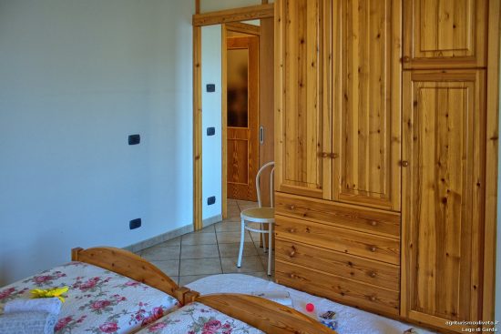 Blick auf den Zimmerschrank