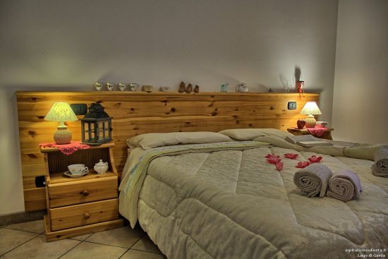 Blick auf das Doppelbett