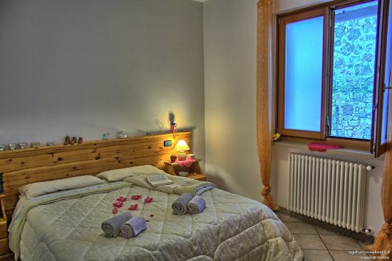 Blick auf das Doppelbett