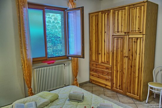 Blick von der Eingangstür zum Fenster