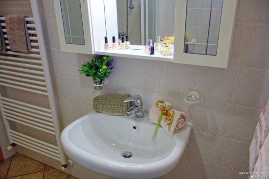 Detail des Waschbeckens im Badezimmer Salvia 