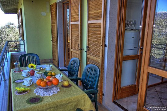 Frühstückstisch auf dem Balkon der Ferienwohnung