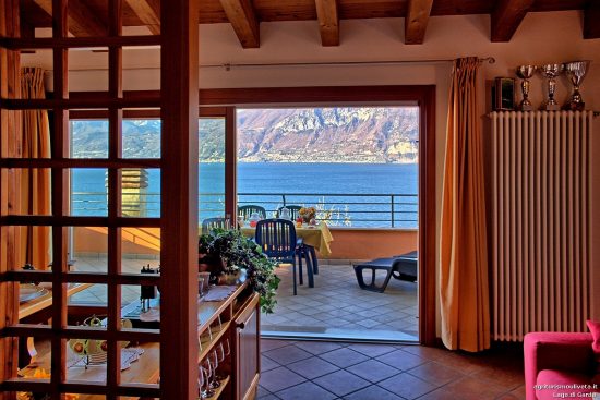 Blick in das Zimmer und auf die Fenstertüren zum Balkon