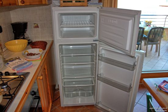 Detail des offenen Kühlschranks