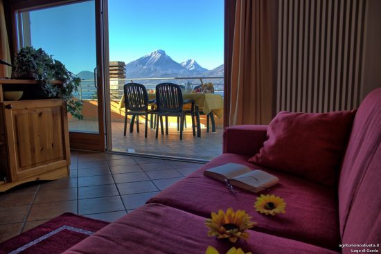 Blick in das Zimmer und auf die Fenstertüren zum Balkon