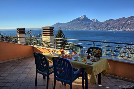 Tisch für das Frühstück auf dem Balkon der Ferienwohnung