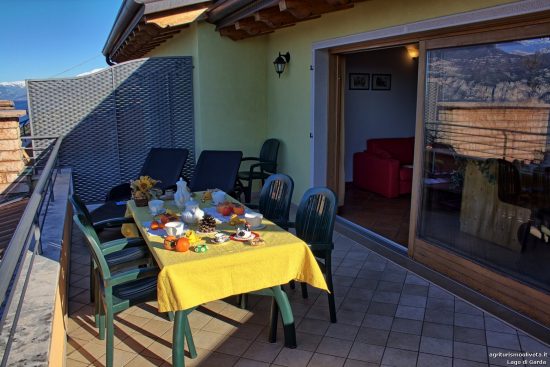Frühstückstisch auf dem Balkon der Ferienwohnung