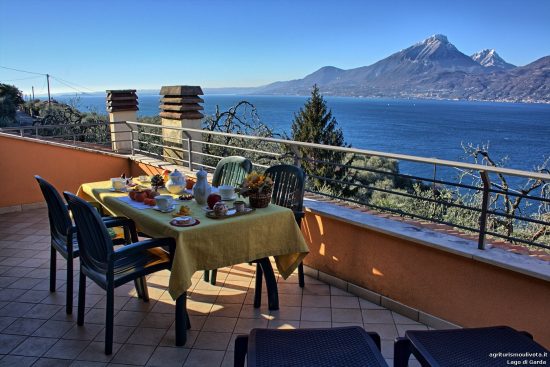 An einem schönen, sonnigen Frühlingsmorgen ist der Tisch zum Frühstück auf der Terrasse der Ferienwohnung