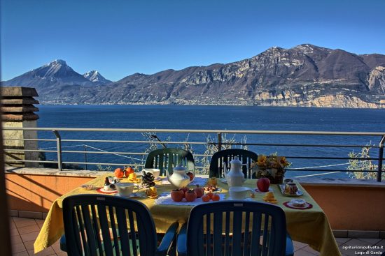Blick auf den See vom Balkon aus