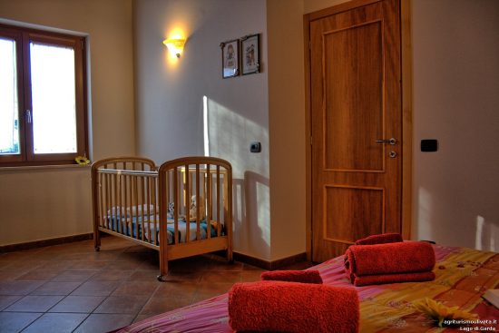 Blick auf das Kinderbett