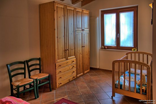 Zimmeransicht von der Ecke gegenüber der Tür