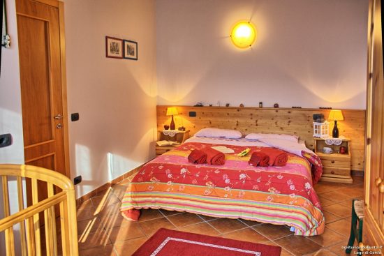 Blick auf das Doppelbett