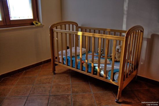 Blick auf das Kinderbett