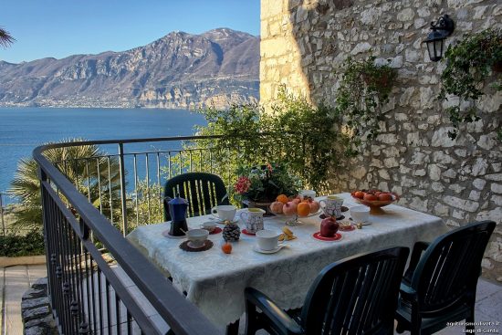 Frühstückstisch auf der Terrasse der Ferienwohnung