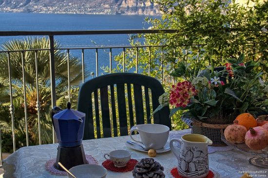 An einem schönen, sonnigen Frühlingsmorgen ist der Tisch zum Frühstück auf der Terrasse der Ferienwohnung