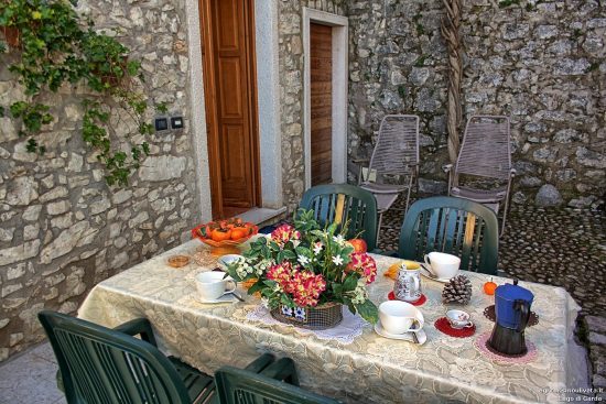 Frühstückstisch auf der Terrasse der Ferienwohnung