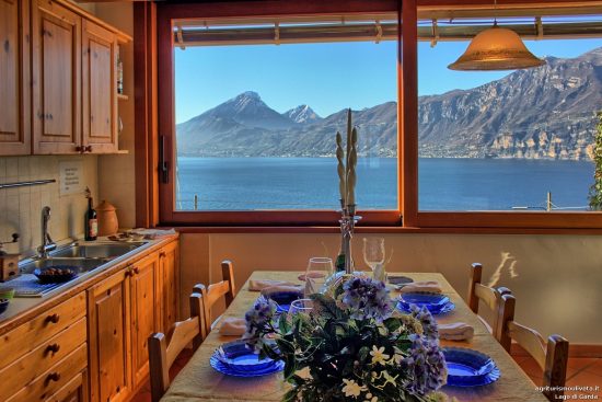 Das große Fenster im Wohnzimmer mit Blick auf den See