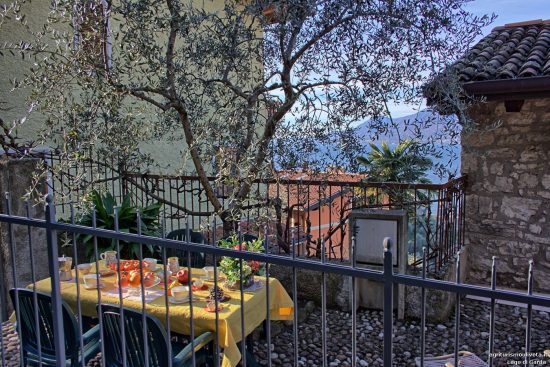 Tisch für das Frühstück auf der Terrasse der Ferienwohnung