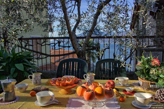 An einem schönen, sonnigen Frühlingsmorgen ist der Tisch zum Frühstück auf der Terrasse der Ferienwohnung