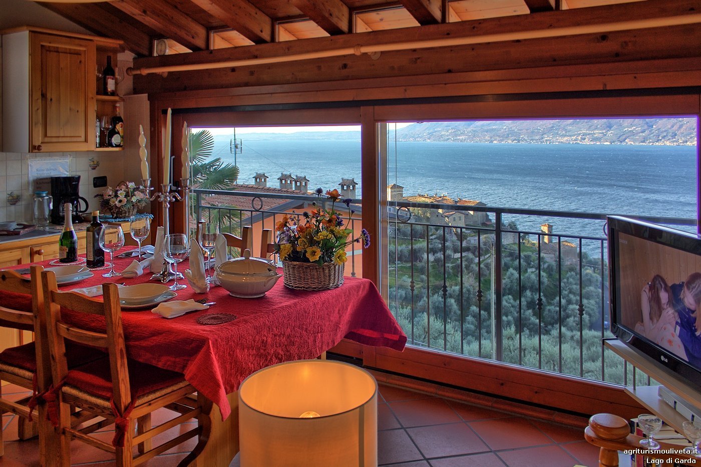 Das große Fenster im Wohnzimmer mit Blick auf den See